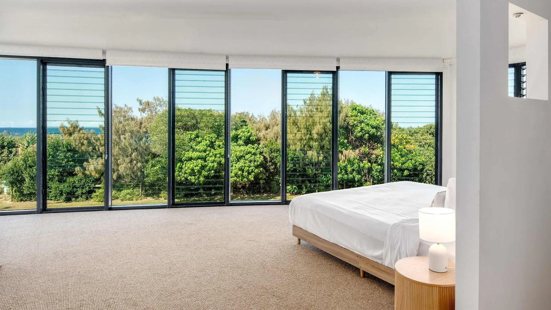 Shelly Oceanfront Estate Villa Caloundra