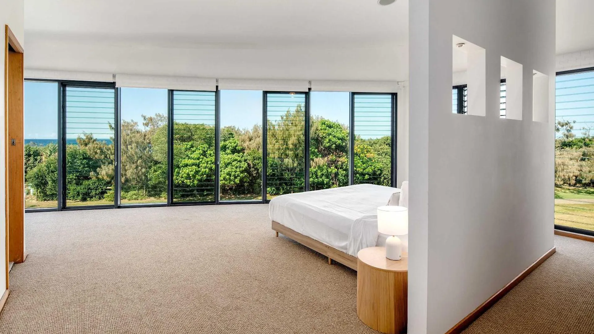 Shelly Oceanfront Estate Villa Caloundra
