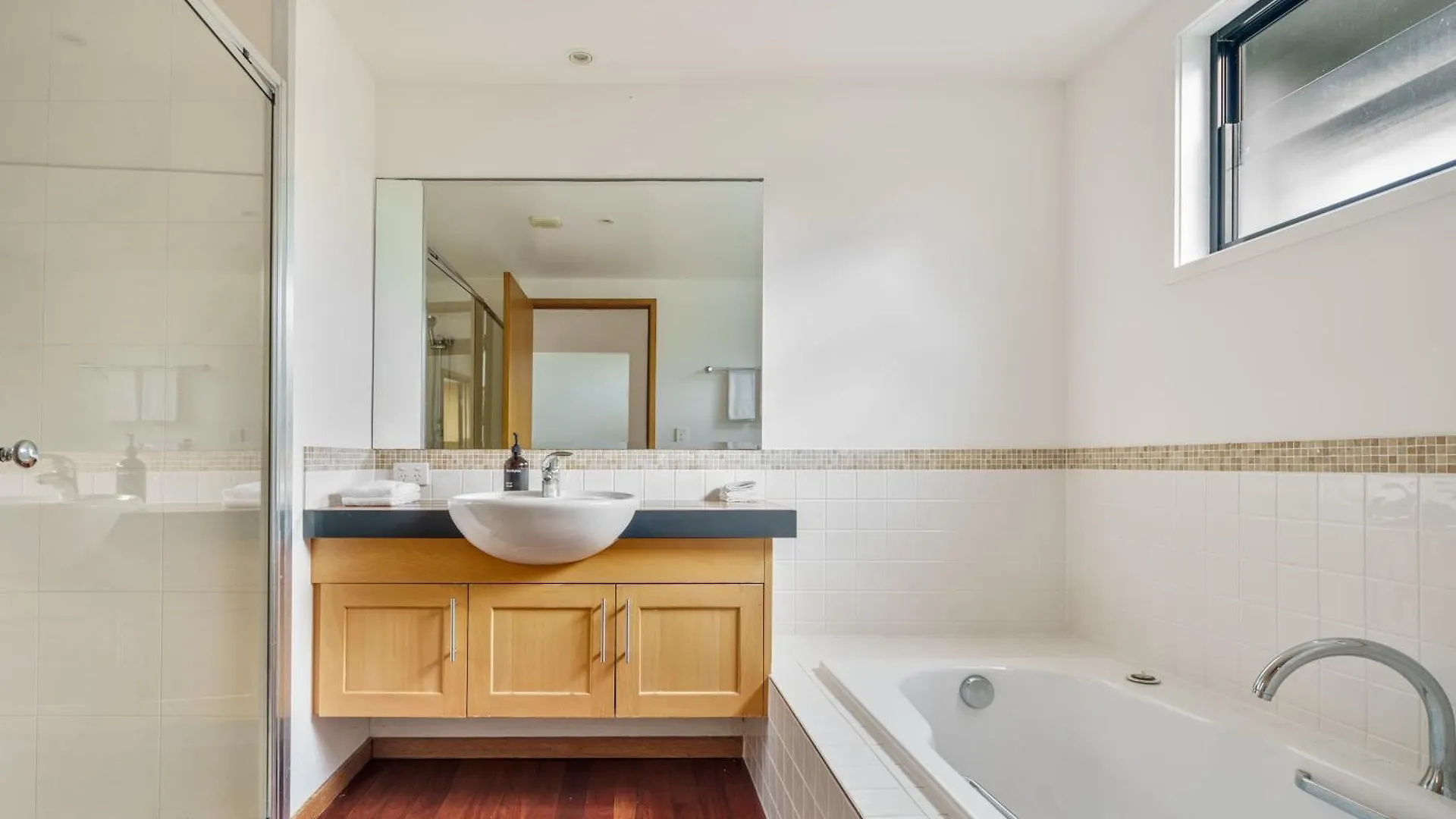 Shelly Oceanfront Estate Villa Caloundra