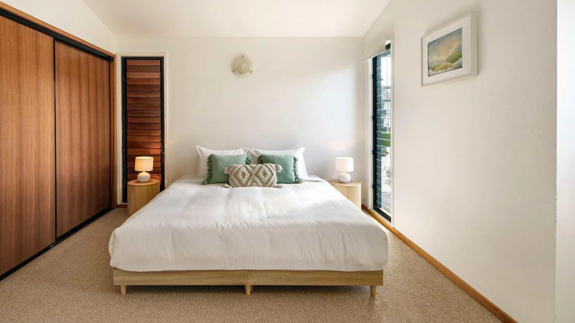 Shelly Oceanfront Estate Villa Caloundra