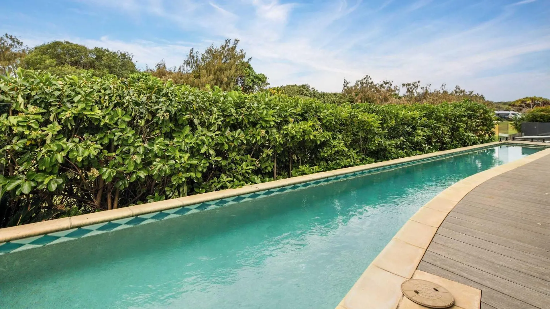 Shelly Oceanfront Estate Villa Caloundra