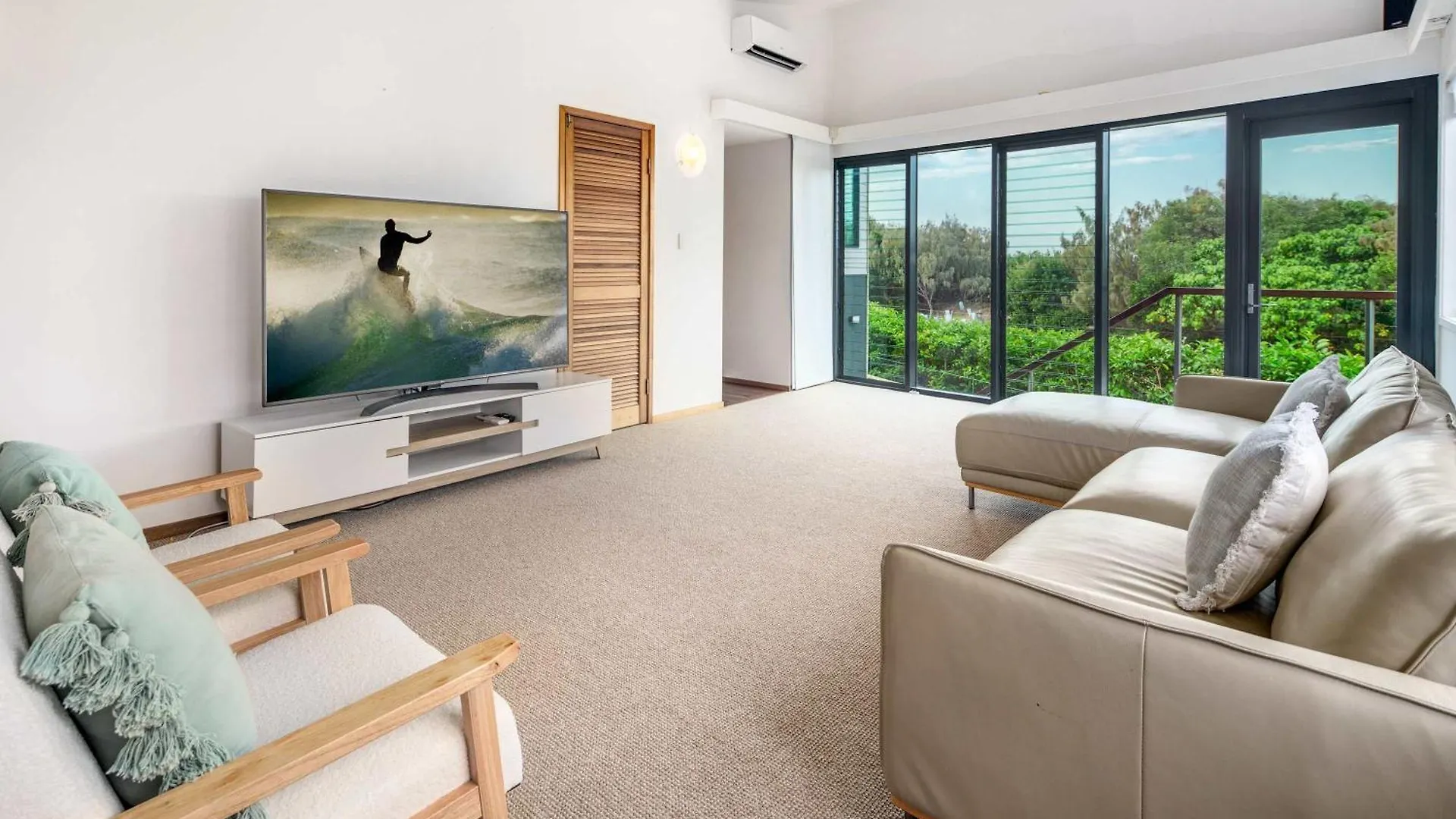 Shelly Oceanfront Estate Villa Caloundra