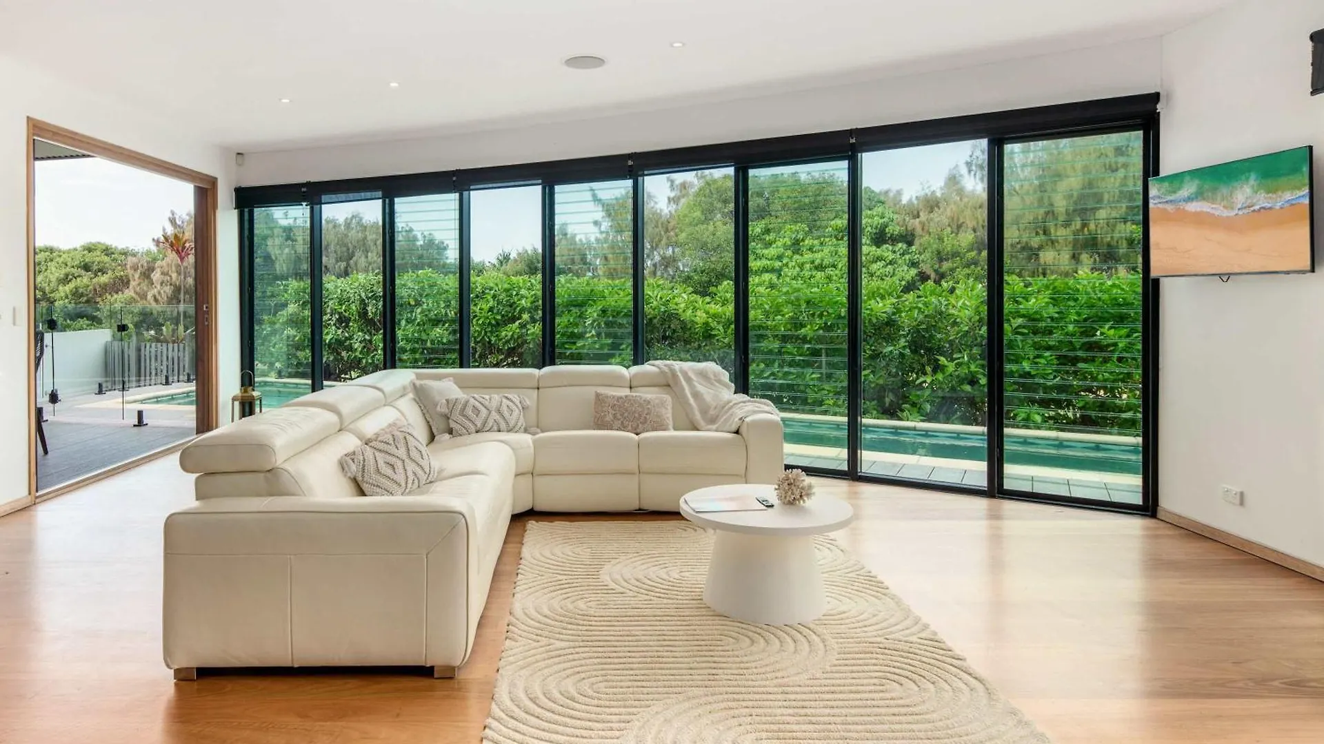 Shelly Oceanfront Estate Villa Caloundra